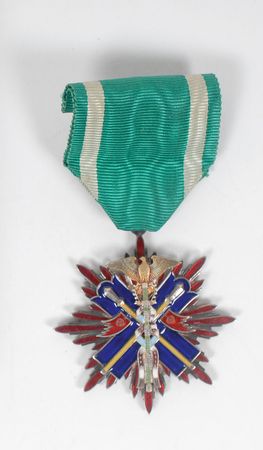 Lot #316 Emperor Taisho: Sought-after Emperor Taisho military award - Image 2