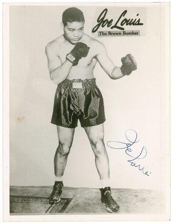 Lot #863 Joe Louis: The Brown Bomber in his pugilistic pose - Image 1