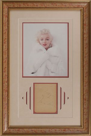 Lot #1068 Marilyn Monroe: Beautifully displayed vintage Marilyn signature - Image 1
