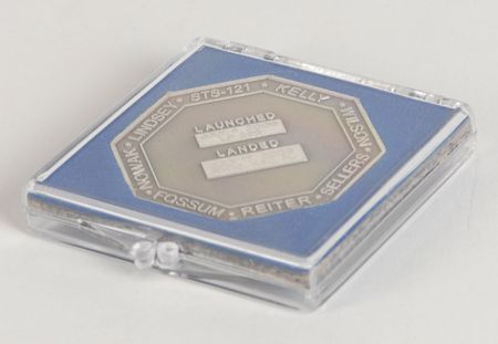 Lot #6512 STS-121 Robbins Medal - Image 3