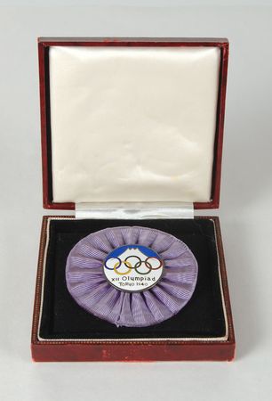 2001年世界陸上競技選手権大会のピンバッジ Tokyo 1940 Winter Olympics Badge | RR Auction