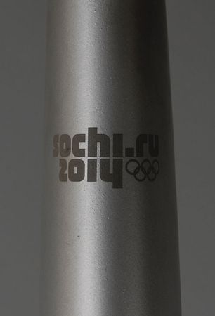 Lot #731 Sochi 2014 Winter Olympics Torch: The Firebird torch of the Sochi 2014 Olympics - Image 3