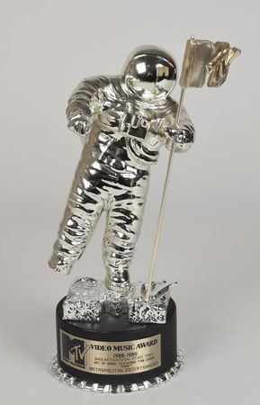 Lot #441 MTV Video Music Award: 'Kiss': Rare MTV MoonMan for Tom Jones's cover of 'Kiss' by Prince - Image 1