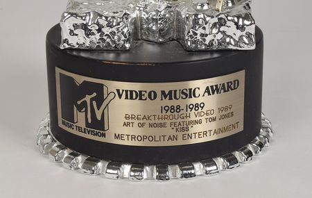 Lot #441 MTV Video Music Award: 'Kiss': Rare MTV MoonMan for Tom Jones's cover of 'Kiss' by Prince - Image 3