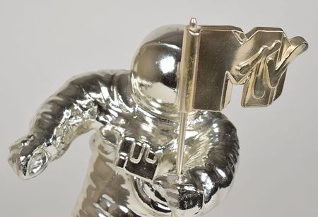Lot #441 MTV Video Music Award: 'Kiss': Rare MTV MoonMan for Tom Jones's cover of 'Kiss' by Prince - Image 4