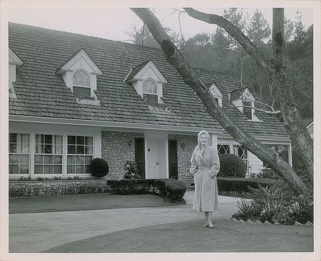 Lot #667 Marilyn Monroe Photographs - Image 2