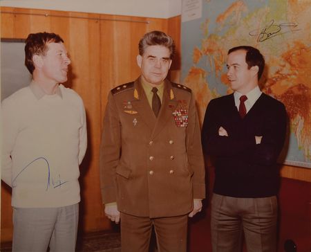 Lot #8446  Soyuz and Mir Crew Signed Candid Photographs - Image 1