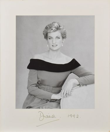 【J17732】DIANA A PORTRAIT 3375584_1.jpg