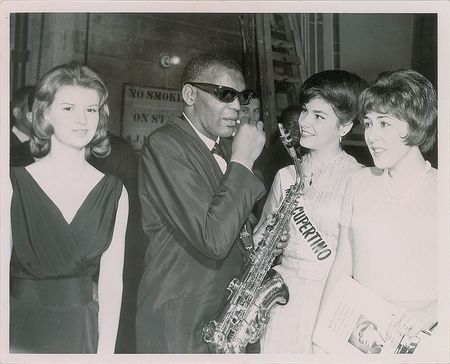 Lot #567 Ray Charles: Rare unassisted Ray Charles signature - Image 2