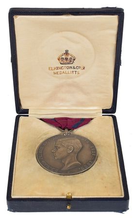 Lot #219 Edward, Prince of Wales: Rare silver medal from Prince Edward?s 1921-22 Royal Tour of India - Image 3
