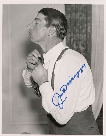 Lot #921 Joe DiMaggio Signed Photographs - Image 2