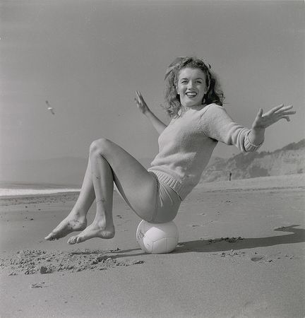Lot #804 Marilyn Monroe Photograph - Image 1