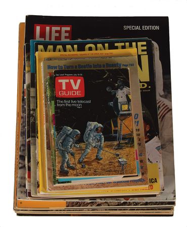 Lot #8041  Apollo 11 Collection of Newspapers and Magazines - Image 3