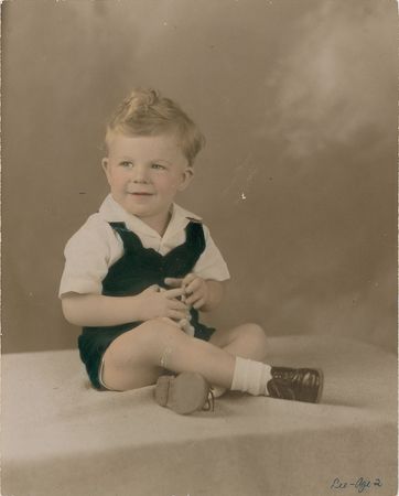Lot #100 Lee Harvey Oswald Baby Photograph: The two-year-old Lee Harvey Oswald - Image 1