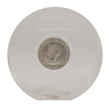 Lot #128 Richard Nixon: Nixon bestows a Churchill Crown to an ABC television reporter - Image 2