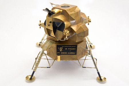 Lot #9157 Buzz Aldrin's Apollo 11 Cartier Solid Gold Lunar Module Replica - Image 2