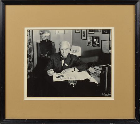 Lot #284 Alexander Fleming: The discoverer of penicillin - Image 1