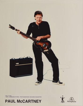 Lot #5053 Paul McCartney and David Gilmour Signed Press Pack - Image 7