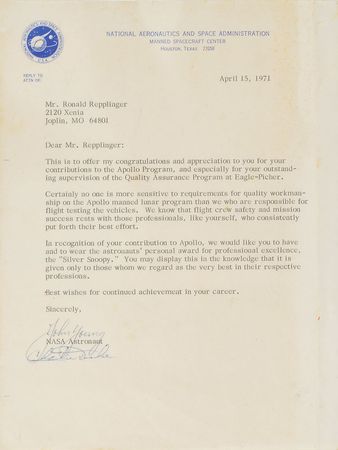 Lot #6574 John Young and Charlie Duke Signed Letter and Silver Snoopy Pin - Image 3