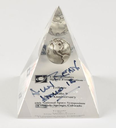 Lot #6424 Alan Bean's United States Space Foundation Award - Image 2