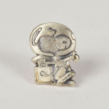 Lot #192 STS-27 Flown Silver Snoopy Pin: Shuttle-flown 'Silver Snoopy' award for a skilled Rockwell machinist - Image 6