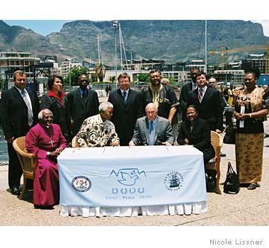 Lot #303 Nelson Mandela: Mandela, de Klerk, and Tutu dedicate Cape Town's Nobel Square - Image 4