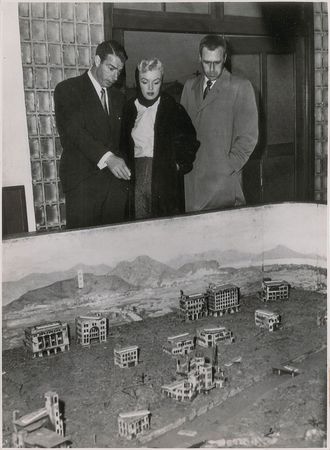 Lot #911 Marilyn Monroe and Joe DiMaggio Photograph - Image 1