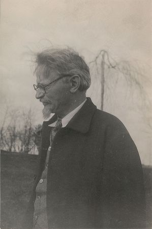 Lot #227 Leon Trotsky: Scarce photo of the exiled Marxist - Image 2
