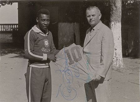 Lot #1032 Pele and Diego Maradona Signed Photographs - Image 1