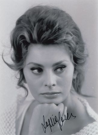 Lot #867 Sophia Loren Signed Photographs - Image 4