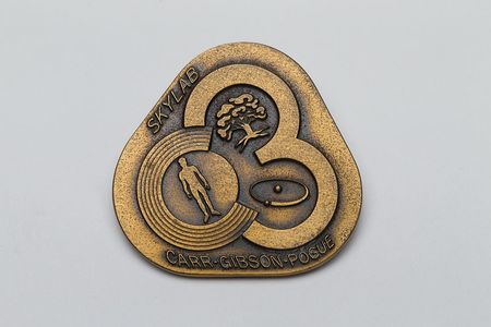 Lot #4601 Ed Gibson's Skylab 4 Unflown Bronze Robbins Medal - Image 1