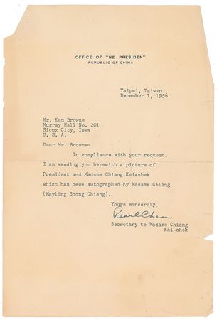 Lot #287 Madame Chiang Kai-shek Signed Photograph - Image 2