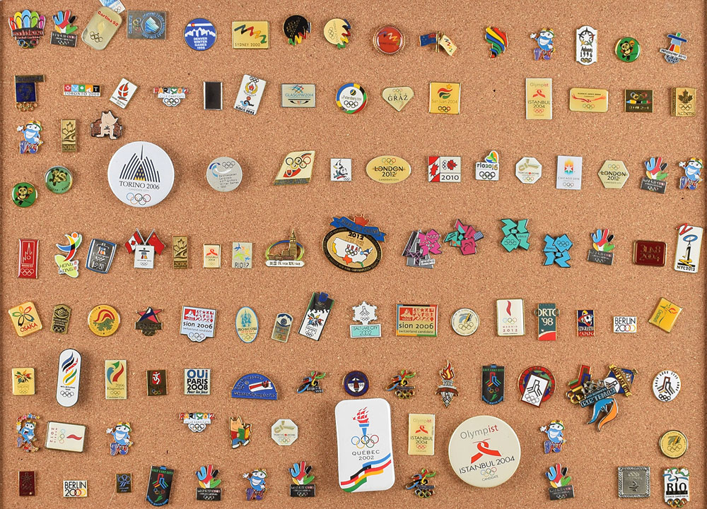 2000オリンピック pins collection 2000 Sydney Olympics Sponsorship Pin Collection In Display