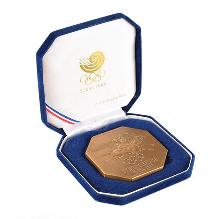 Lot #3114  Seoul 1988 Summer Olympics Bronze Participation Medal and Press Medal with Cases - Image 4