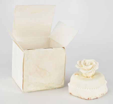 Lot #110 Donald and Melania Trump: Rose-topped chocolate cake from the 2005 Trump wedding - Image 1
