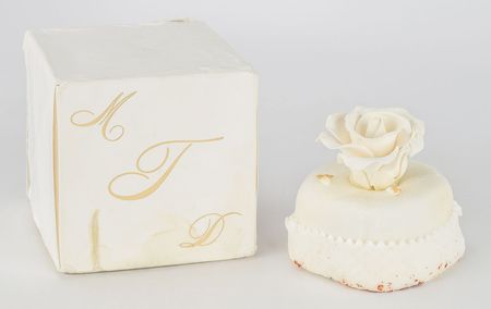 Lot #110 Donald and Melania Trump: Rose-topped chocolate cake from the 2005 Trump wedding - Image 2