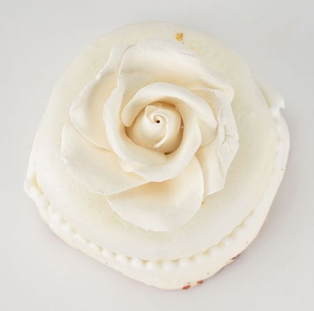 Lot #110 Donald and Melania Trump: Rose-topped chocolate cake from the 2005 Trump wedding - Image 3