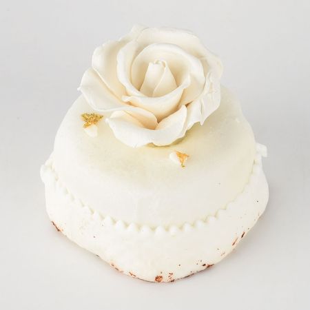 Lot #110 Donald and Melania Trump: Rose-topped chocolate cake from the 2005 Trump wedding - Image 4