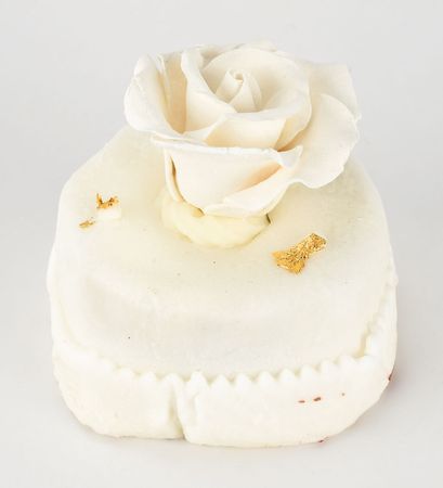 Lot #110 Donald and Melania Trump: Rose-topped chocolate cake from the 2005 Trump wedding - Image 5