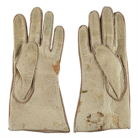 Lot #642 Sharon Tate: The elegant ivory gloves of Sharon Tate - Image 1