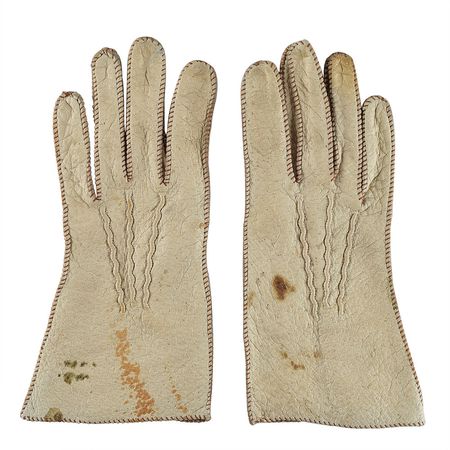 Lot #642 Sharon Tate: The elegant ivory gloves of Sharon Tate - Image 2