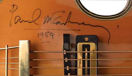 Lot #402 Beatles: Paul McCartney: Beautiful example of the 'Beatle' bass, signed by McCartney in 1989 - Image 2