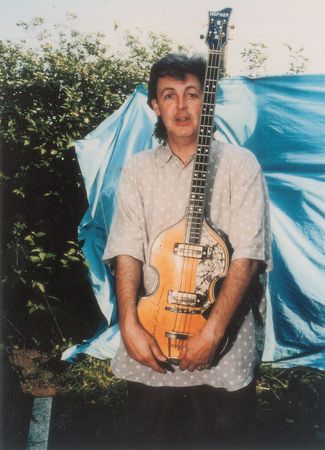 Lot #402 Beatles: Paul McCartney: Beautiful example of the 'Beatle' bass, signed by McCartney in 1989 - Image 3