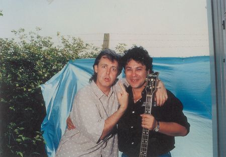 Lot #402 Beatles: Paul McCartney: Beautiful example of the 'Beatle' bass, signed by McCartney in 1989 - Image 5