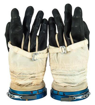 Lot #5346 Yury Onufriyenko's Flown Soyuz TM-23 Gloves - Image 2