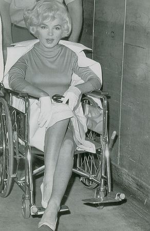Lot #890 Marilyn Monroe - Image 1