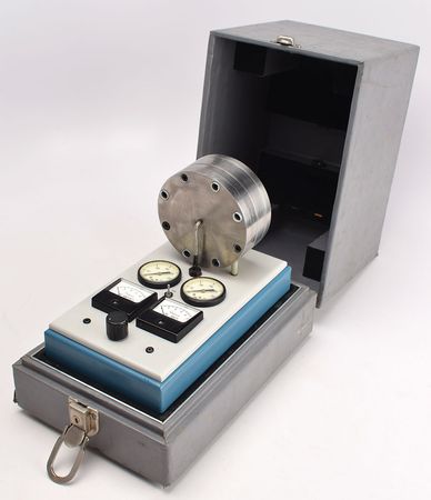 Lot #4545  Hydrogen/Oxygen Fuel Cell Demonstrator - Image 1