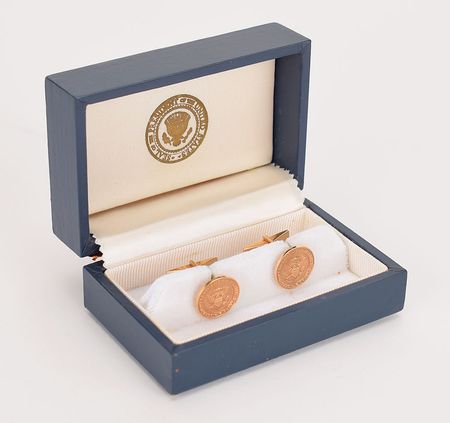 Lot #4128 Lyndon B. Johnson 14K Gold Presidential Cufflinks - Image 3