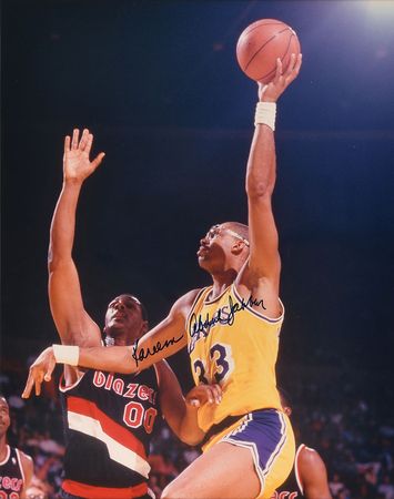 Lot #682 Kareem Abdul-Jabbar Signed Photograph - Image 1