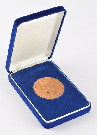 Lot #3088  Los Angeles 1984 Summer Olympics Participation Medal with Case - Image 3